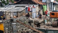 Diharapkan, kawasan permukiman padat penduduk ini terbebas dari potensi banjir yang kerap mengintai saat musim penghujan.