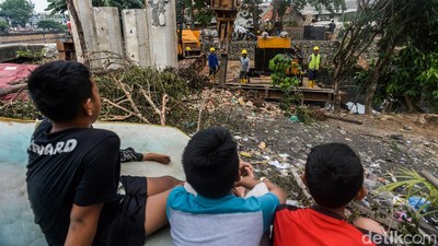 Proyek Turap Kali Semanan Jakbar Jadi Tontonan Warga