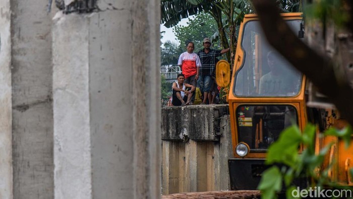 Proyek Turap Kali Semanan Jakbar Jadi Tontonan Warga Proyek turap Kali Semanan, Jakarta Barat, tengah dikerjakan. Proyek ini jadi tontonan warga.
