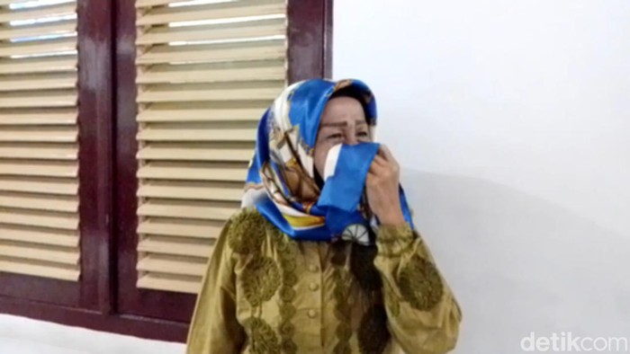 Rahmi saat menangis di PN Medan (Farid/detikSumut)