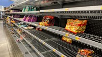 Warga memborong berbagai macam barang untuk mempersiapkan diri menghadapi Badai Ian. Lokman Vural Elibol/Anadolu Agency via Getty Images.