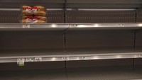 Rak-rak supermarket kosong setelah barang-barangnya diserbu warga yang panik. REUTERS/Shannon Stapleton.