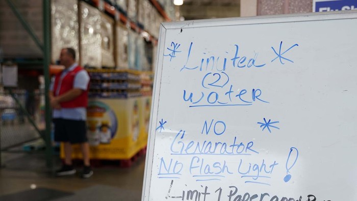 Rak Supermarket di Florida Kosong Melompong Jelang Serbuan Badai Ian TAMPA, FLORIDA - SEPTEMBER 27: A sign that reads