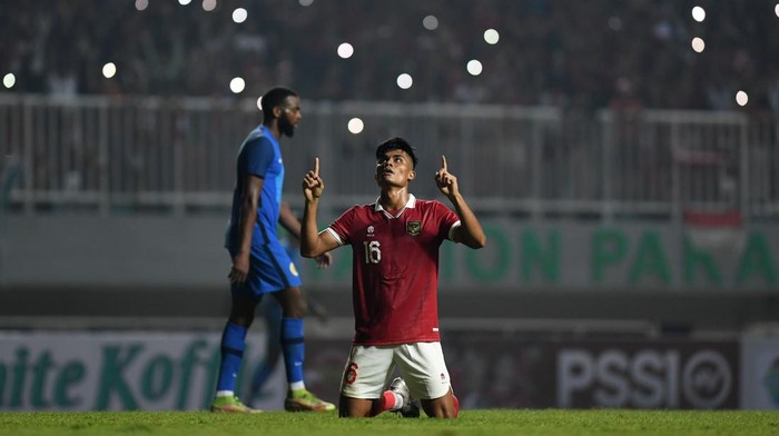 Pesepak bola Tim Nasional Indonesia Ramadhan Sananta (kanan) berselebrasi usai mengalahkan Tim Nasional Curacao dalam pertandingan FIFA Match Day di Stadion Pakansari, Cibinong, Kabupaten Bogor, Jawa Barat, Selasa (27/9/2022). Indonesia menang dengan skor 2-1 atas Curacao dalam pertandingan itu. ANTARA FOTO/Aditya Pradana Putra/hp.