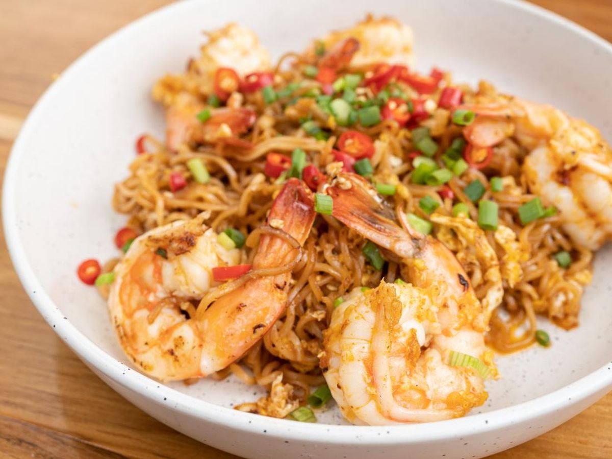 Sepiring mie udang saus dengan udang segar dan saus gurih, dihiasi daun bawang