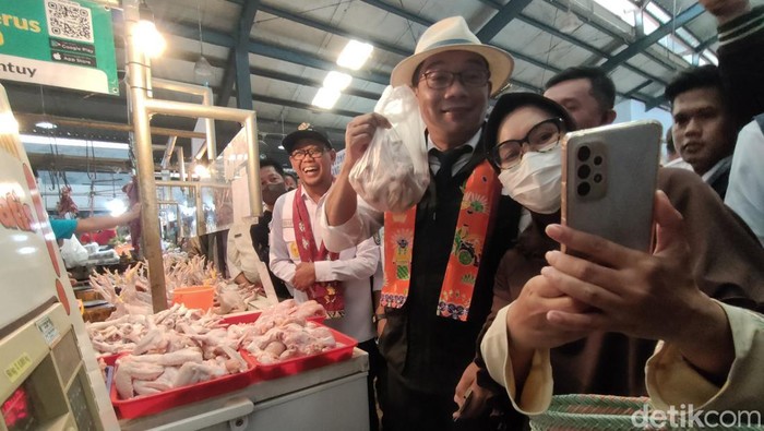 Gubernur Jawa Barat Ridwan Kamil mengunjungi Pasar Sukatani, Tapos, Depok Jawa Barat.