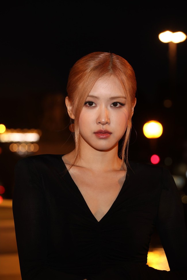 Rose BLACKPINK kembali dikawal oleh Emmanuel Tomasini, Direktur VIP Global Yves Saint Laurent saat menghadiri Paris Fashion Week. Tahun lalu, dia mencuri perhatian dengan gaun hitam beraksen pita. Foto: Instagram