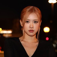 Rose BLACKPINK kembali dikawal oleh Emmanuel Tomasini, Direktur VIP Global Yves Saint Laurent saat menghadiri Paris Fashion Week. Tahun lalu, dia mencuri perhatian dengan gaun hitam beraksen pita. Foto: Instagram