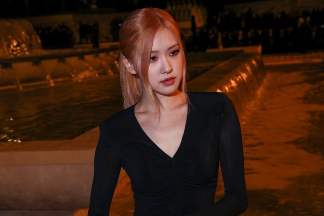 Sedangkan Rose BLACKPINK menjadi tamu spesial Yves Saint Laurent di Paris Fashion Week. Sang global ambassador hadir di hari yang sama memakai mini dress hitam yang mempertegas tubuh rampingnya. Foto: Instagram