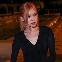 Sedangkan Rose BLACKPINK menjadi tamu spesial Yves Saint Laurent di Paris Fashion Week. Sang global ambassador hadir di hari yang sama memakai mini dress hitam yang mempertegas tubuh rampingnya. Foto: Instagram