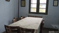 Di rumah itu terdapat beberapa foto Ahmad Yani dan furnitur lawas yang masih terawat. Ruang tamu, ruang makan, hingga ruang keluarga juga terlihat rapi dan bersih. Foto: Rinto Heksantoro/detikJateng