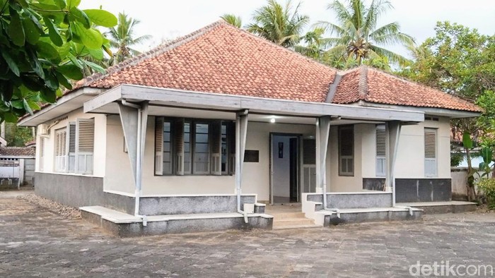 Rumah masa kecil Jenderal Ahmad Yani di Purworejo Rumah masa kecil Jenderal Ahmad Yani. Rumah ini terletak di Desa Rendeng RT 01/ RW 02, Kecamatan Gebang, Purworejo dan masih terawat.