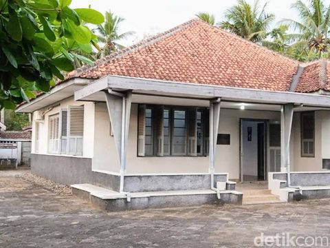 Rumah masa kecil Jenderal Ahmad Yani. Rumah ini terletak di Desa Rendeng RT 01/ RW 02, Kecamatan Gebang, Purworejo dan masih terawat.