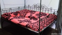 Tempat tidur sang jenderal yang terbuat dari rangka besi itu pun masih dipertahankan. Di atas tempat tidur itu ada kasur dengan seprai kain warna merah. Foto: Rinto Heksantoro/detikJateng