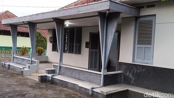 Rumah masa kecil Jenderal Ahmad Yani. Rumah ini terletak di Desa Rendeng RT 01/ RW 02, Kecamatan Gebang, Purworejo dan masih terawat.