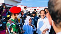 Kini siswi bernama Sabrila itu pun bisa tersenyum lagi setelah mendapat ponsel baru dari Jokowi. (Foto: Kris-Biro Pers Sekretariat Presiden)