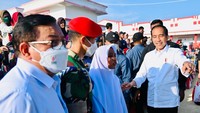 Sabrila sebelumnya menangis saat menghampiri Presiden Jokowi yang sedang melakukan kunjungan kerja. Dia menangis lantaran handphone (HP) miliknya rusak saat mengejar rombongan Jokowi. (Foto: Kris-Biro Pers Sekretariat Presiden)