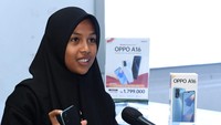 Dengan ponsel barunya itu, Sabrila mengaku akan menggunakannya untuk belajar dan menghubungi orang tuanya. Dia juga berkelakar ingin menghubungi Jokowi dengan ponsel barunya. (Foto: Kris-Biro Pers Sekretariat Presiden)