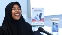 Sabrila turut menceritakan kembali momen saat dia menangis di depan Jokowi. Sabrila mengaku saat itu ingin bertemu dengan Jokowi, tapi sang presiden hanya lewat sepintas di depan sekolahnya. (Foto: Kris/Biro Pers Sekretariat Presiden).