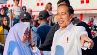 Pelajar SMA Negeri 1 Batauga, Kabupaten Buton Selatan, Provinsi Sulawesi Tenggara, itu pun mengaku terkejut sekaligus senang karena mendapatkan hadiah ponsel baru dari Jokowi. Sabrila tampak bahagia saat menerima ponsel baru tersebut. (Foto: Kris-Biro Pers Sekretariat Presiden)