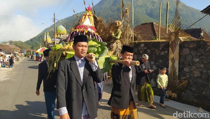 Suasana saparan warga Dusun Mantran Wetan, Desa Girirejo, Kecamatan Ngablak, Kabupaten Magelang persisnya di lereng Gunung Andong.