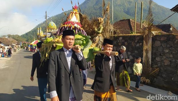 Suasana saparan warga Dusun Mantran Wetan, Desa Girirejo, Kecamatan Ngablak, Kabupaten Magelang persisnya di lereng Gunung Andong.