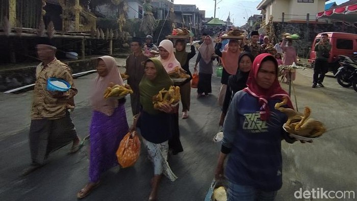 Suasana saparan warga Dusun Mantran Wetan, Desa Girirejo, Kecamatan Ngablak, Kabupaten Magelang persisnya di lereng Gunung Andong.