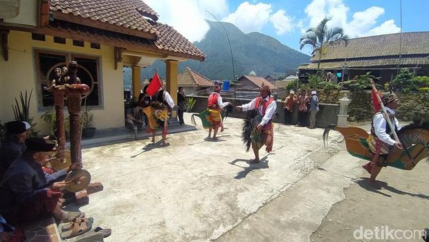 Pentas jaran kepang papat saat saparan di Mantran Wetan, Girirejo, Ngablak, Kabupaten Magelang.