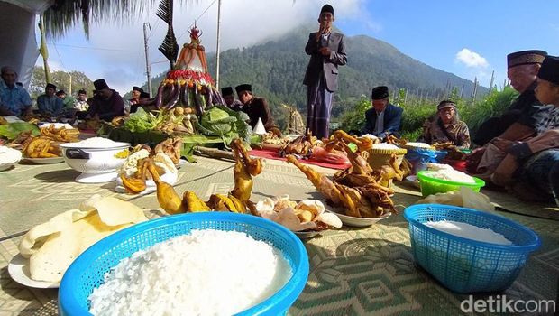 Suasana Saparan warga Dusun Mantran Wetan, Desa Girirejo, Kecamatan Ngablak, Kabupaten Magelang persisnya di lereng Gunung Andong.