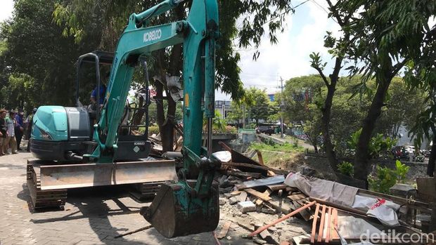 Sejumlah bangunan semi permanen di atas sempadan Kali Code, Brontokusuman, Mergangsan, Kota Jogja, dirobohkan, Rabu (28/9/2022).