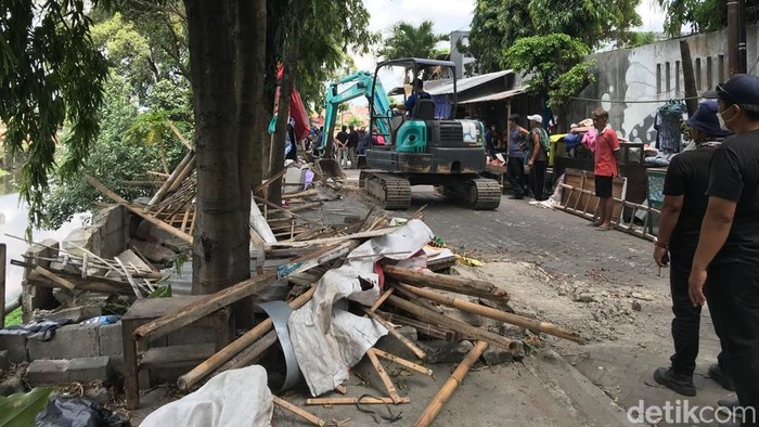 Sejumlah bangunan semi permanen di atas sempadan Kali Code, Brontokusuman, Mergangsan, Kota Jogja, dirobohkan, Rabu (28/9/2022).