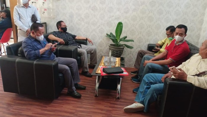Sejumlah warga ngeluruk kantor Kejari Lamongan