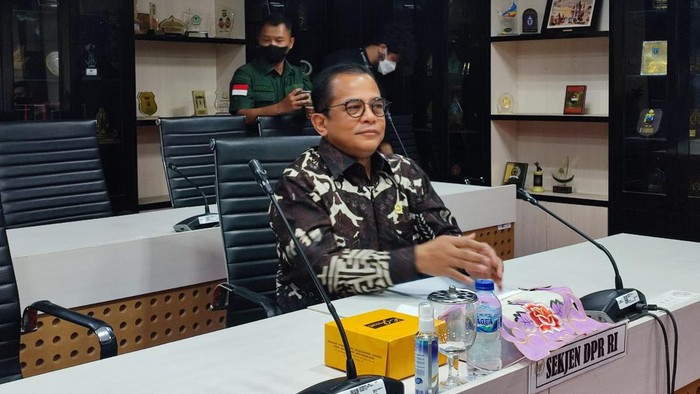 Sekjen DPR RI Indra Iskandar memenuhi panggilan Mahkamah Kehormatan Dewan (MKD) DPR soal larangan masuk lewat gerbang depan gedung parlemen. Indra bakal dimintai klarifikasi usai larangan itu diprotes Ketua Indonesia Police Watch (IPW) Sugeng Teguh Santoso.