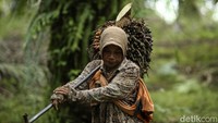 Wati (44), sedang memanen sawit di Kecamatan Jagoi Babang, Kalimantan Barat. Menurutnya, salah satu pekerjaan berat yang mesti dilakukan olehnya yakni mengangkut tandan buah sawit yang beratnya sekitar 15-25 kg per tandan.