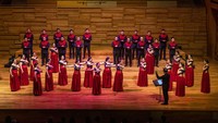 Batavia Madrigal Singers (BMS), di bawah naungan konduktor Avip Priatna, menghibur para penikmat seni di Singapura.
