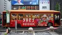 Sebuah bus wisata bertemakan hotpot, terlihat di sepanjang jalan Chengdu, China, Senin (26/9/2022).