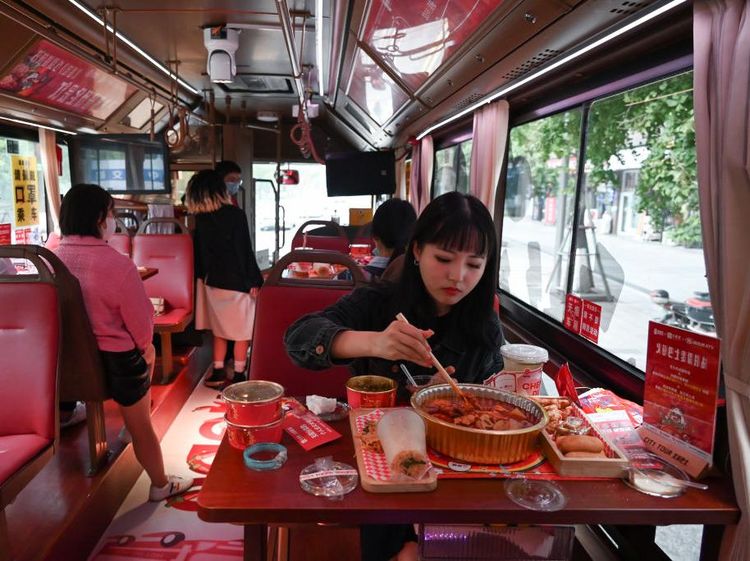 Nih Cobain Sensasi Makan Hotpot di dalam Bus Wisata Chengdu China