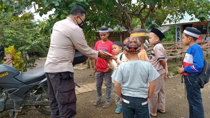 Seorang polisi di Kabupaten Bone, Sulawesi Selatan (Sulsel) menjadikan motor dinasnya sebagai perpustakaan keliling. Perpustakaan tersebut menyasar siswa SD di daerah pelosok kabupaten berjuluk Bumi Arung Palakka.