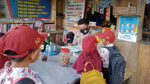 Seorang polisi di Kabupaten Bone, Sulawesi Selatan (Sulsel) menjadikan motor dinasnya sebagai perpustakaan keliling. Perpustakaan tersebut menyasar siswa SD di daerah pelosok kabupaten berjuluk Bumi Arung Palakka.