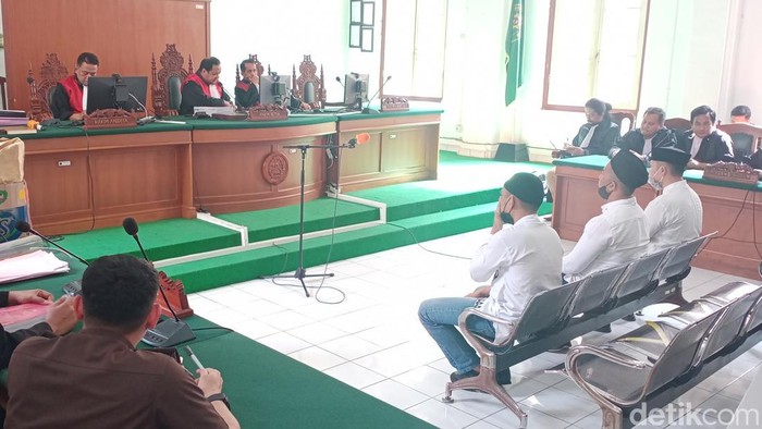 Sidang lanjutan kasus pembunuhan Najamuddin Sewang hanya dihadiri tiga terdakwa. Iqbal Asnan sebagai terdakwa utama tidak hadir karena sakit.