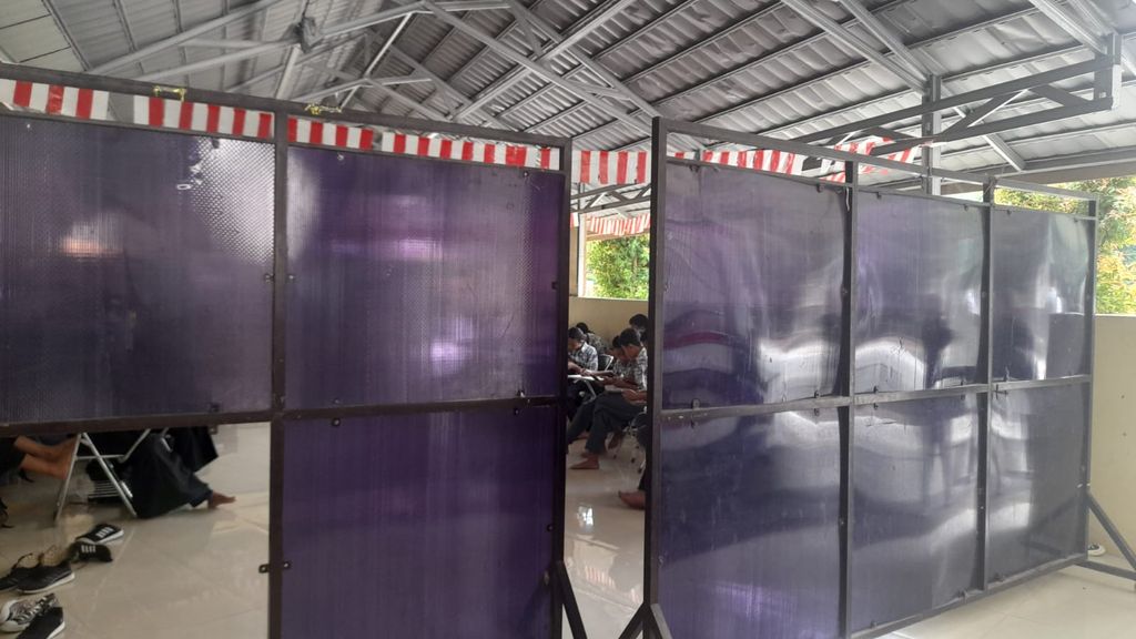 Siswa belajar di ruang kelas yang kurang memadai karena kelebihan siswa. (foto: dok. Tim KJI)