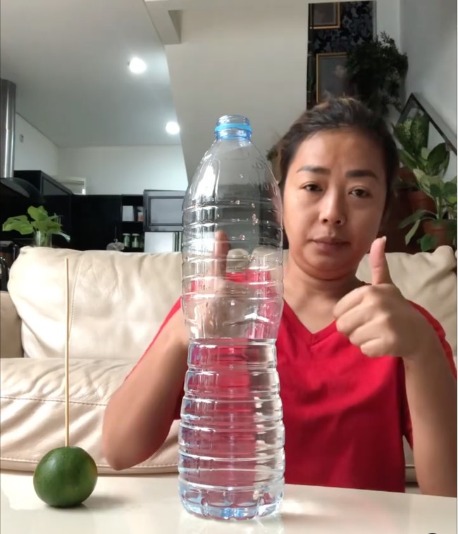 Berbeda dengan yang di layar kaca, nyatanya dalam kesehariannya Soimah lebih senang berpenampilan sederhana. Ia juga percaya diri memamerkan kecantikan naturalnya tanpa pulasan makeup. Foto: Instagram/@showimah