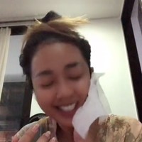 Melalui akun Instagramnya sendiri Soimah cukup sering membagikan momen dirinya ketika sedang berada di rumah. Simpel dan sederhana, biasanya saat di rumah Soimah tampil dengan rambut yang dicepol keatas dan wajah tanpa makeup. Foto: Instagram/@showimah