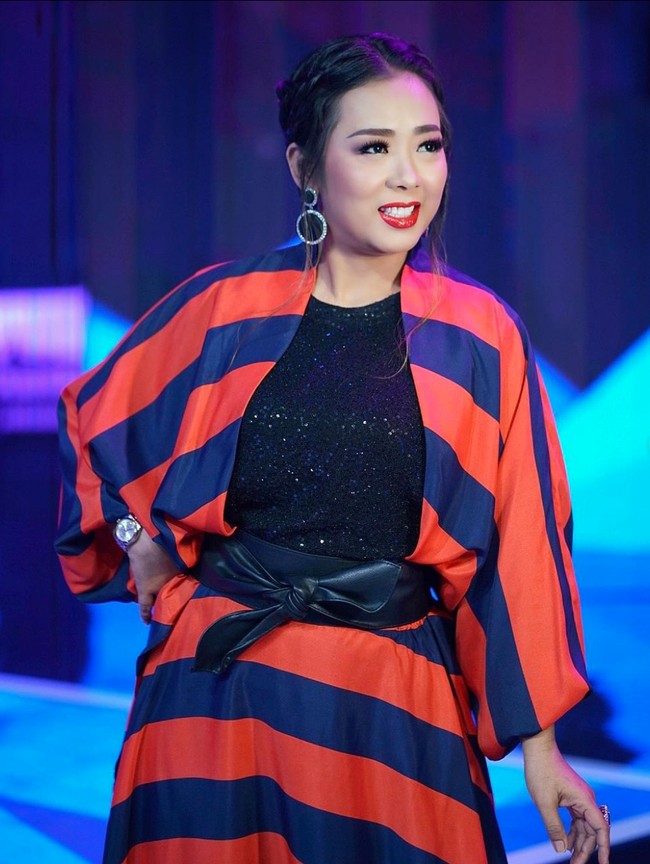 Sedangkan ketika tampil di televisi rambut Soimah selalu tertata dengan rapih. Penampilannya juga makin terlihat manglingi dengan riasan full makeup di wajahnya. Foto: Instagram/@showimah