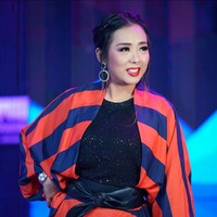 Sedangkan ketika tampil di televisi rambut Soimah selalu tertata dengan rapih. Penampilannya juga makin terlihat manglingi dengan riasan full makeup di wajahnya. Foto: Instagram/@showimah