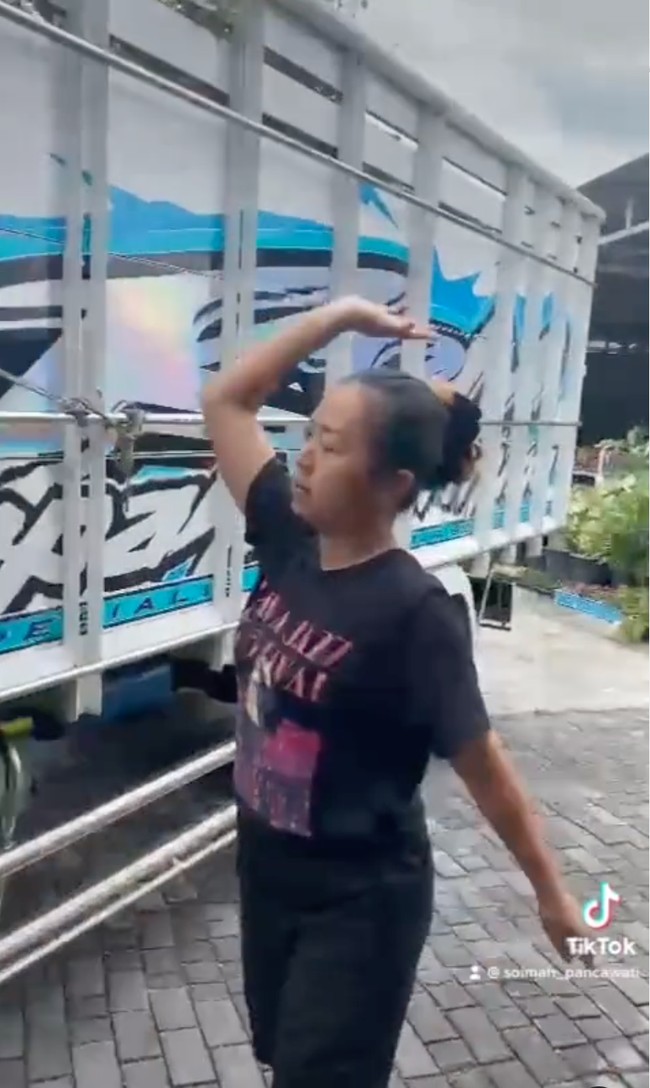 Soimah pun terlihat tidak malu tampil sederhana saat di rumah. Ia tampak hanya mengenakan kaos dan celana hitam. Rambutnya pun terlihat hanya diikat satu ke belakang. Foto: Instagram/@showimah