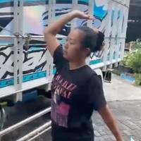 Soimah pun terlihat tidak malu tampil sederhana saat di rumah. Ia tampak hanya mengenakan kaos dan celana hitam. Rambutnya pun terlihat hanya diikat satu ke belakang. Foto: Instagram/@showimah