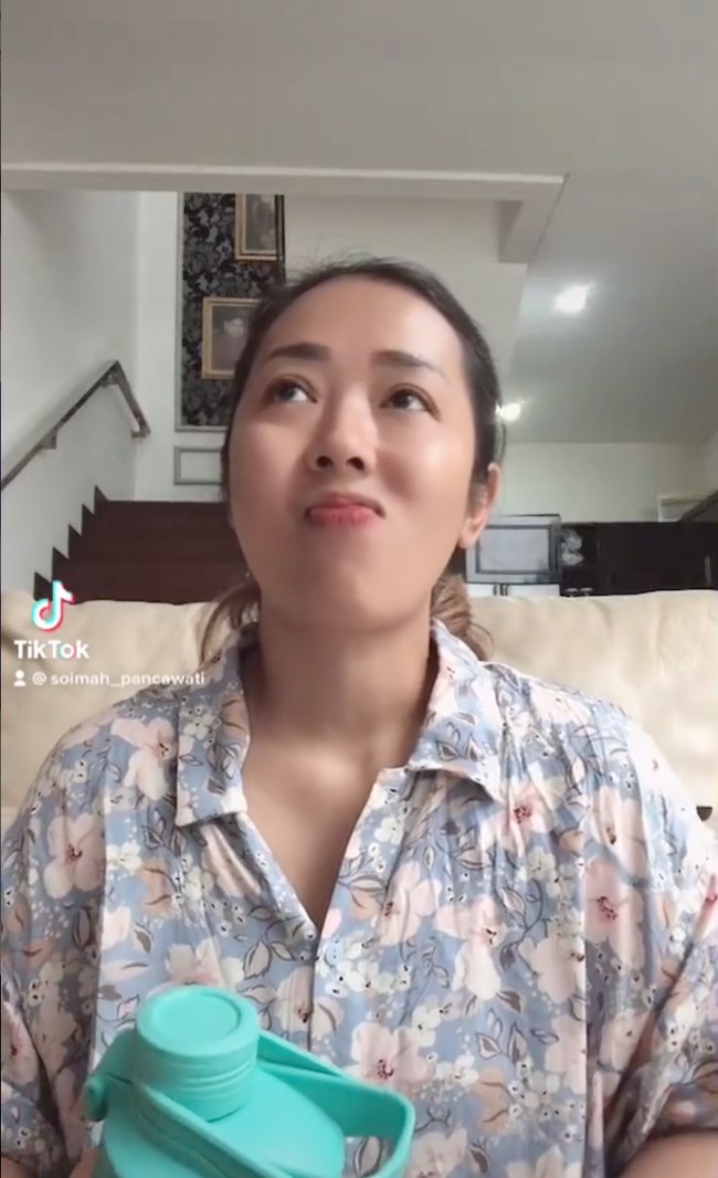 Dalam unggahan-unggahan di Instagramnya Soimah juga sempat memamerkan kegiatannya saat di rumah, seperti memasak, menyiram tanaman, dan sebagainya. Penampilan Soimah sehari-hari saat di rumah pun banyak menuai pujian. Foto: Instagram/@showimah