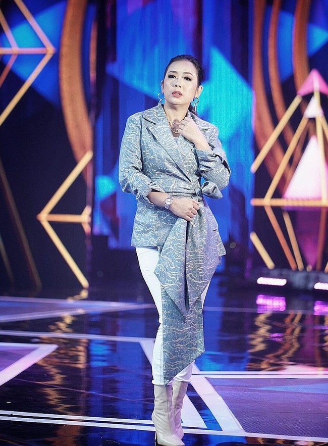 Penampilan Soimah yang satu ini mungkin sudah tak asing dan sering dilihat di layar kaca. Ketika tampil di televisi Soimah memang kerap berdandan full makeup. Pakaiannya pun selalu terlihat stylish. Foto: Instagram/@showimah