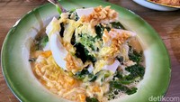 Soup Today juga punya Bayam Telur Asin (Rp 48.000) yang memadukan bayam, kuah telur asin, potongan telur asin, telur, dan bawang putih goreng. Menu ini jadi favorit lho!